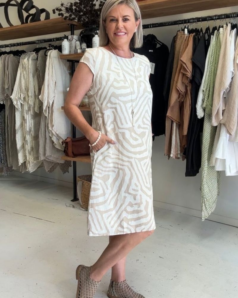 Nelly | dress with a round neckline and beautiful print