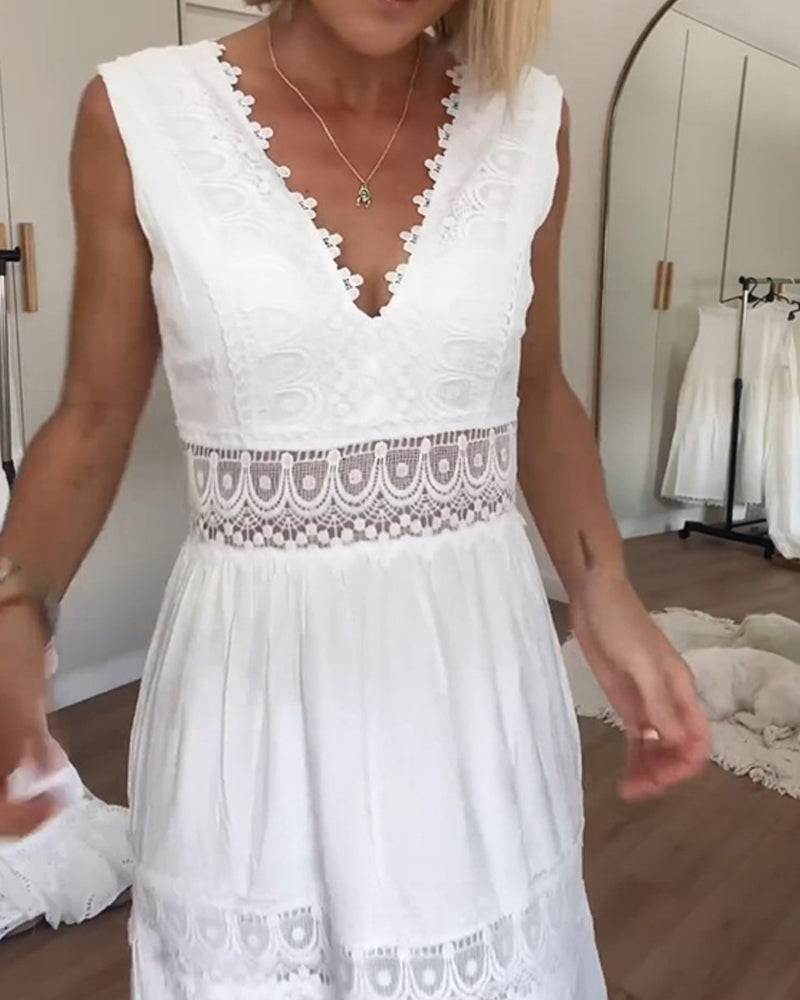 Olivia | Dress with a V-neck and lace